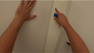 Tür mit Karte öffnen: Mit einer Hand gegen die Tür drücken, damit der Türspalt größer wird.