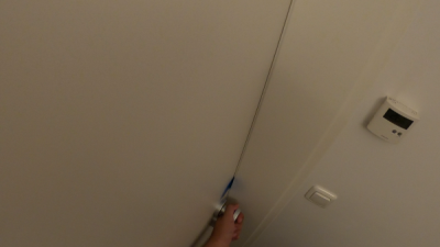 Tür mit Karte öffnen: Mit einer Hand den Türgriff greifen und an der Tür rütteln