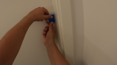 Tür mit Karte öffnen: Die Öffnungskarte mit beiden Händen greifen.