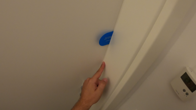 Tür mit Karte öffnen: Beim Positionieren der Öffnungskarte auf das Türdichtungsgummi achten