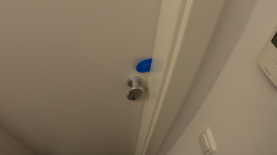 Tür mit Karte öffnen: Die Öffnungskarte wurde zwei Fingerbreit über dem Türgriff positioniert