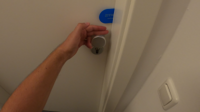 Tür mit Karte öffnen: Zwei Finger auf den Türgriff legen, um die Türfalle zu erfassen