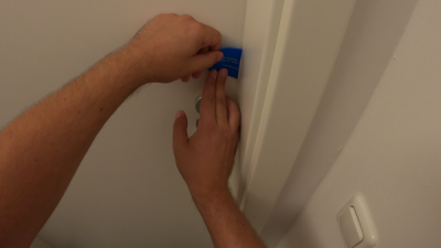 Tür mit Karte öffnen: Öffnungskarte wird ein wenig rausgezogen und weiter nach unten gesetzt